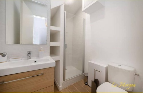 Salon-de-Provence Apartment | Le Morgan - Magnificent city center apartment with parking space