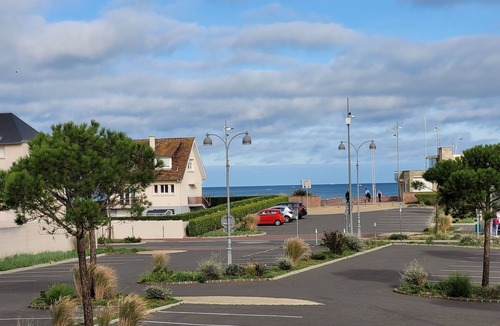 Courseulles-sur-Mer Apartment | Le Patio in Juno Beach, 100 m from the sea - Parking - Wifi - Cos