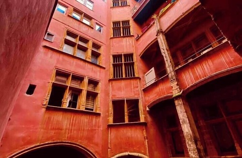 Old Lyon Apartment | Le Prestige Vieux Lyon : Duplex overlooking the Saône River