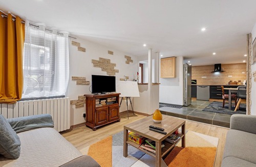 Campan House | Le Refuge de Campan – Village Center: Mountain View, Private Terrace, Parking, Wi-Fi