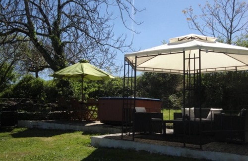 Bars Cottage | Le Revendeur charming cottage with private hottub!