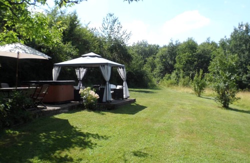Bars Cottage | Le Revendeur charming cottage with private hottub!