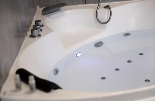 Villette Gare Apartment | LES BULLES DE MONA - Zen - Spa - Clim