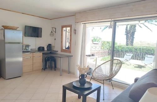 Saint-Cyprien Plage Apartment | LES CAPITELLES 5 - Accès direct à la plage depuis le jardin - T2 avec cabine - 6 pers - jardin - Piscine - parking