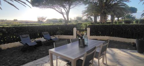 Saint-Cyprien Plage Apartment | LES CAPITELLES 5 - Accès direct à la plage depuis le jardin - T2 avec cabine - 6 pers - jardin - Piscine - parking