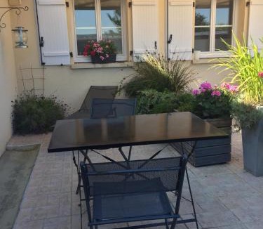 Quettehou Bed & Breakfast | Les Charmilles