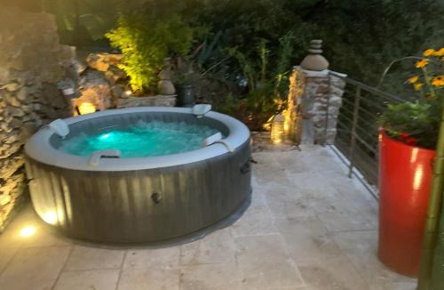 Mialet Apartment | Les clapiers appartement avec jacuzzi et rivière.