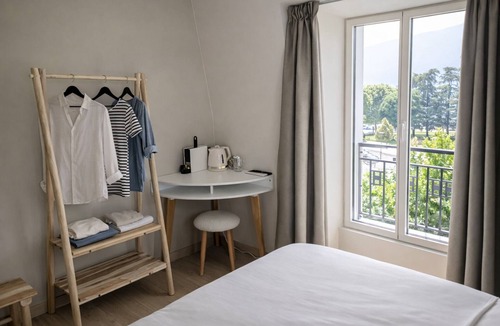 Aix-les-Bains Apartment | Les Moments d'Ivresse (bedroom lake view)
