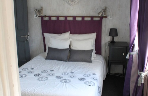 Portes-en-Valdaine Bed & Breakfast | “Les Nougats” Room with Private Terrace, Shared Garden, and Wi-Fi