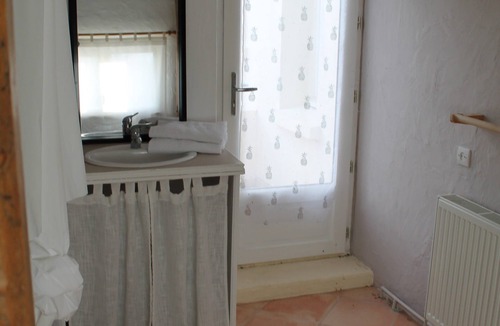Portes-en-Valdaine Bed & Breakfast | “Les Nougats” Room with Private Terrace, Shared Garden, and Wi-Fi