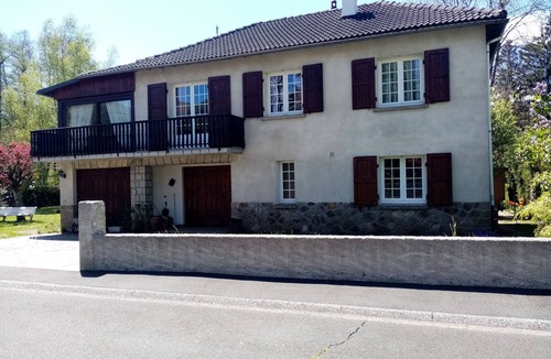 Vic-sur-Cere Apartment | les Pétunias