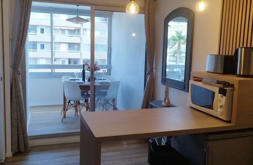 Canet-Plage Apartment | *Les Palmiers* 4 Pers* -Parking* 50m from the beach*Elevator*