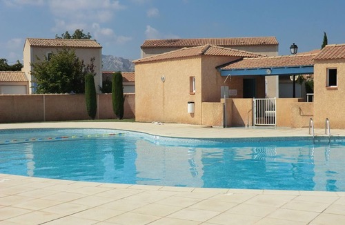 Eyguieres House | Les pieds dans la piscine la tête dans la tour" rental