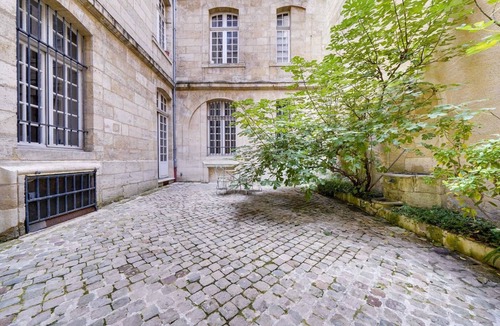 Capucins - Victoire Apartment | Leyteire large one bedroom apartment