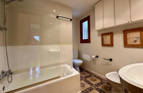 Llivia Apartment | Llívia, Cerdaña, alojamiento con piscina y pista de tenis