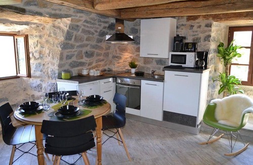 Mostuejouls Apartment | Loft Cocoon: Mountain View & Private Jacuzzi in Mostuéjouls