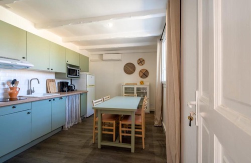La Roque-sur-Pernes House | Logement avec terrasse et piscine n7