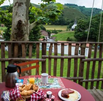 Esterencuby Hotel | Logis Hôtel Andreinia & Cabane