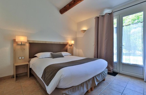 Rousset Hotel | Logis Hôtel & Spa Déjeunez Sous L'Arbre