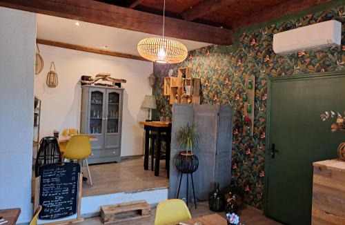 Aramon Hotel | Logis Hotel Restaurant Les Platanes