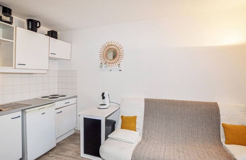 Le Port Apartment | Look forward to a fantastic vacation experience in this beautiful vacation home near the sea!