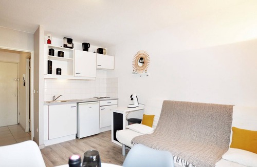 Le Port Apartment | Look forward to a fantastic vacation experience in this beautiful vacation home near the sea!