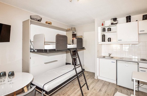 Le Port Apartment | Look forward to a fantastic vacation experience in this beautiful vacation home near the sea!