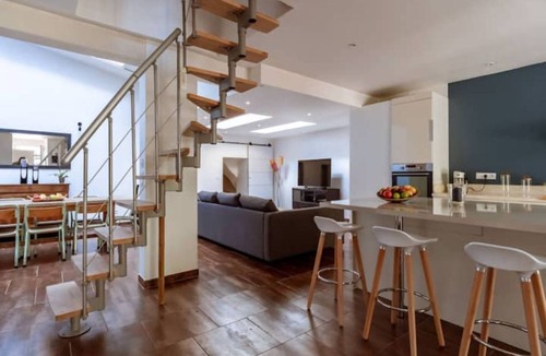 Fontaine-de-Vaucluse House | Lou Roucas : Pleasant village house with view