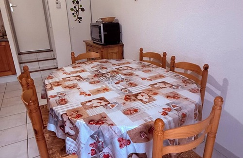 Peyragudes Apartment | Loudenvielle. Large T2 cabin 4/6 pers. comfortable, terrace with a blind