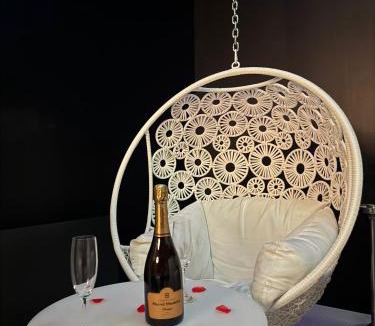 Jujurieux Hotel | Love room Air
