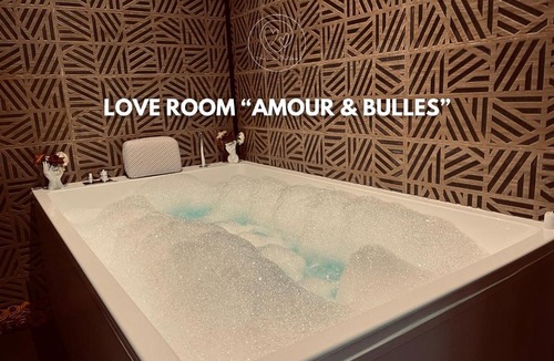 Bourg-les-Valence Apartment | Love Room Valence - Amour et Bulles - Balnéo - Miroir XXL Terrasse