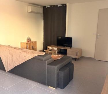 Peypin-d'Aigues Apartment | Luberon cosy Wi-Fi, calme & parking privé