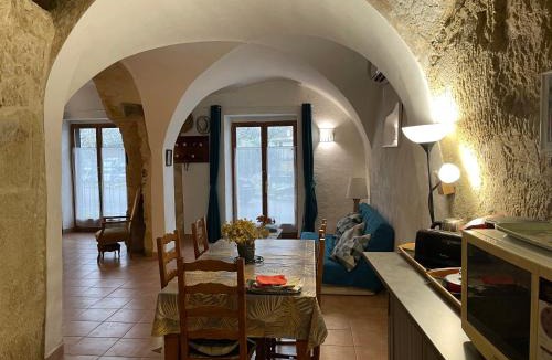 Cabrieres-dʼAigues House | Luberon maison de village entière 2 à 6 personnes