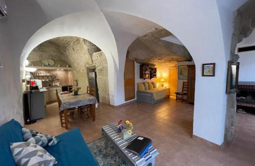 Cabrieres-dʼAigues House | Luberon maison de village entière 2 à 6 personnes