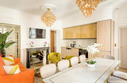 Chaussee-d'Antin Apartment | LUX - AN EXPANSIVE & BEAUTIFUL PARISIAN RETREAT JUST STEPS AWAY FROM OPERA