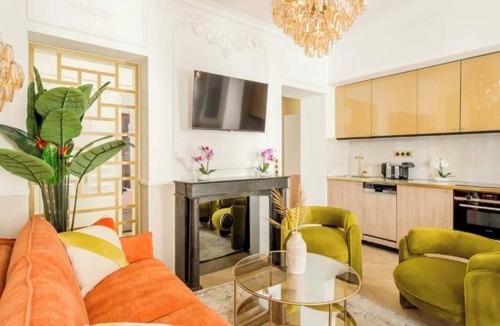 Chaussee-d'Antin Apartment | LUX - AN EXPANSIVE & BEAUTIFUL PARISIAN RETREAT JUST STEPS AWAY FROM OPERA
