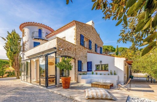Les Issambres Villa | Luxurious villa, heated pool, beach and groceries at walking distance.