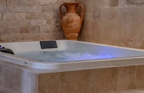 Saint-Martin-d'Heres Bed & Breakfast | Luxurious Romantic Suite with Jacuzzi, Wi-Fi, and Air Conditioning