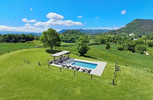 Vic Villa | Luxurious three floors holiday home with huge garden, swimming pool and jacuzzi