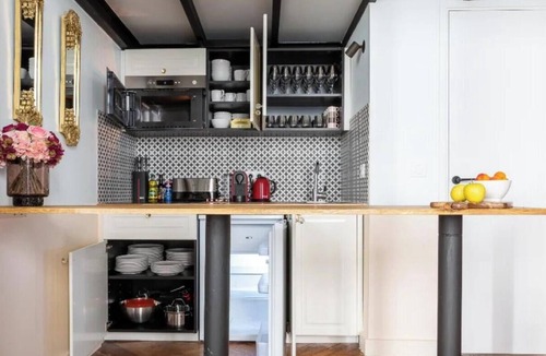 Quartier du Mail Apartment | Luxury 3BR Apartment Near Louvre & Opera, Paris Center