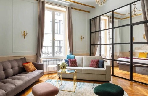 Quartier du Mail Apartment | Luxury 3BR Apartment Near Louvre & Opera, Paris Center