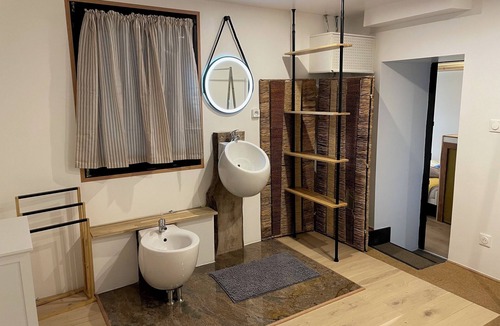 Billiat Apartment | Luxury Apartment: Renovated Former Barn