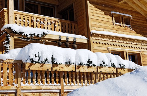 Bergers Ski Chalet | Luxury family chalet Ski-in/Ski-out -Fireplace-Giant Sundeck -Jacuzzi Steam Room