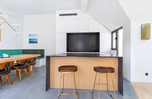 Quartier de la Porte-Saint-Denis Apartment | Luxury Flat With AC "La Verrière du Paradis "