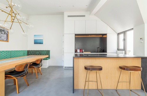 Quartier de la Porte-Saint-Denis Apartment | Luxury Flat With AC "La Verrière du Paradis "