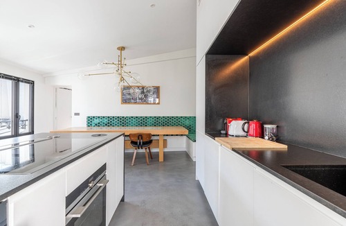 Quartier de la Porte-Saint-Denis Apartment | Luxury Flat With AC "La Verrière du Paradis "