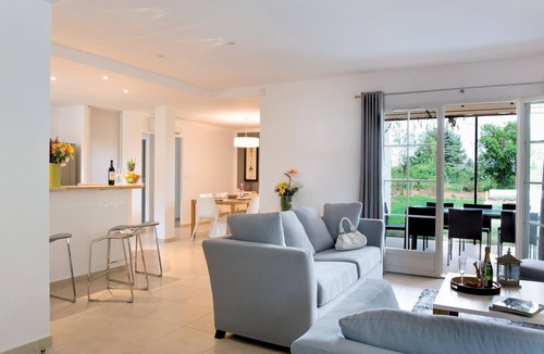 Saint-Saturnin-les-Apt Villa | Luxury Luberon Villa with Pool for 10