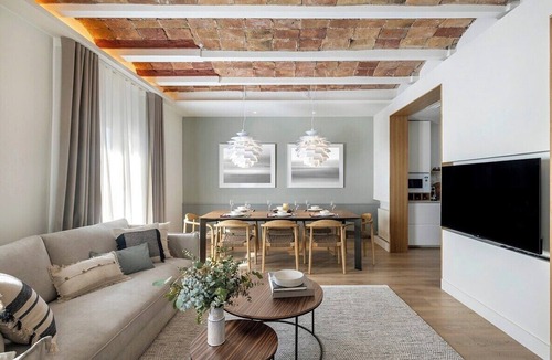 L'Antiga Esquerra de l'Eixample Apartment | Luxury | King Beds | Central AC | Heart of Barcelona