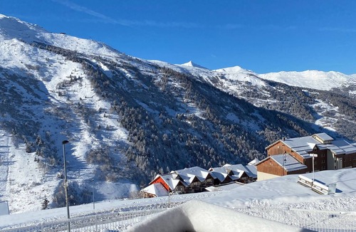 Valmeinier Apartment | Magnificent 6-person apartment 50 m from the slopes Household linen and towels included!