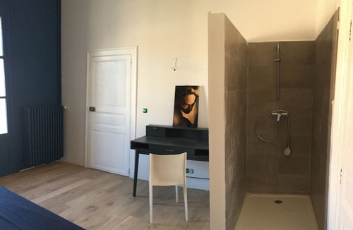 Les Arceaux Apartment | Magnificent living room and terrace overlooking the garden